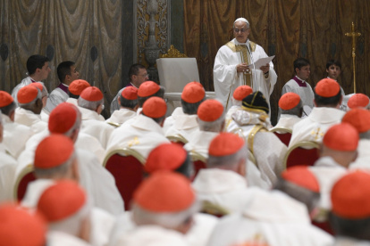 El papa León XIV celebrando misa con los cardenales electores en la Capilla Sixtina en la Ciudad del Vaticano.