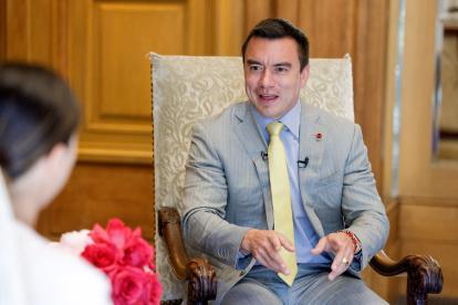 El presidente de Ecuador, Daniel Noboa, habla durante una entrevista con AFP en París, el 8 de mayo de 2025.