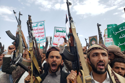 Simpatizantes hutíes gritan consignas y levantan sus armas durante una protesta contra Estados Unidos e Israel en Saná, Yemen, 09 de mayo de 2025.
