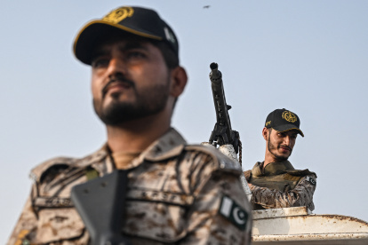 Militares en guardia cerca del puerto de Karachi, en Karachi.