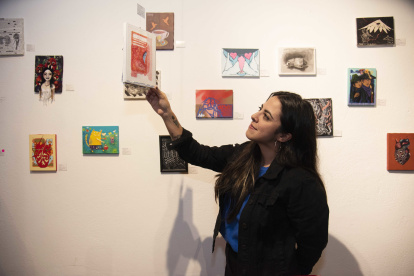 La muestra reúne piezas de cuarenta artistas de Ecuador, Perú y Colombia.