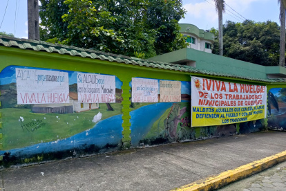 Reclamo. Los trabajadores llenaron de letreros los alrededores.