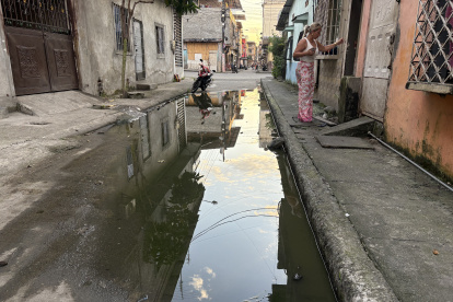 Situación. Las personas deben convivir con el agua pestilente en los exteriores de sus viviendas.