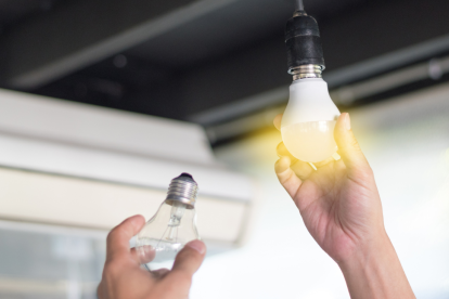 Referencial. Cambio de bombillos. Cortes de luz.