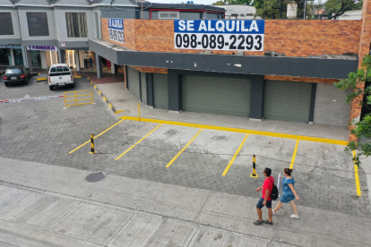 Panorama. Se ha vuelto muy común observar varios letreros de ‘se vende’ y ‘se alquila’ a lo largo de la vía. Varios comercios se encuentran abandonados.