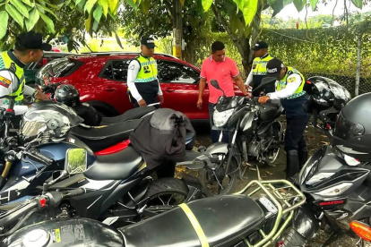 Situación. Los vehículos de los funcionarios fueron revisados por Quevial.