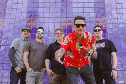 El quinteto californiano está integrado por Randy Cooke (batería), Sean Hurwitz (guitarra), Michael Klooster (teclados), Zach Goode (voz) y Paul De Lisle (bajo).