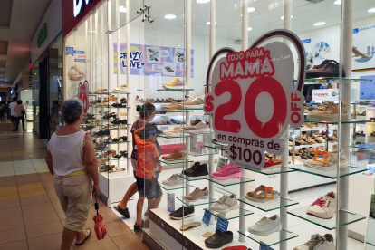 Mall del Sur. Desde este jueves, los comercios comenzaron a tener demanda anticipada. Los descuentos aceleraron las compras.