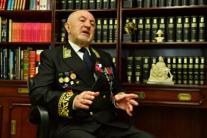 El embajador de Rusia en Ecuador cumple cuatro décadas en el servicio diplomático ruso. Ha trabajado en Bolivia, Rumania, Cuba, Kazajistán. Las medallas que luce en su uniforme son reconocimientos de su país y de los países donde se ha desempeñado como diplomático, en agradecimiento a su trabajo.