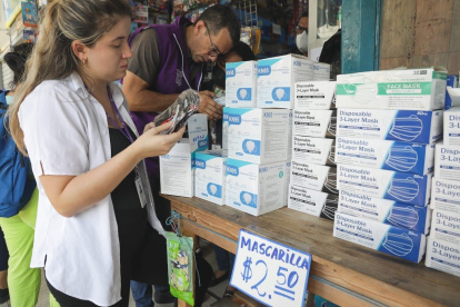 Operativo. Las autoridades revisan las mascarillas en Guayaquil.