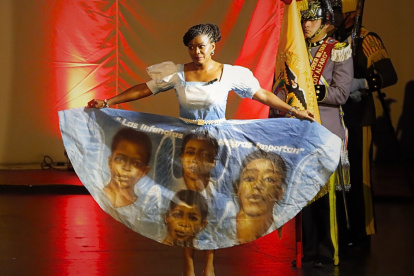El vestido de la asambleísta fue realizado por artistas esmeraldeños.