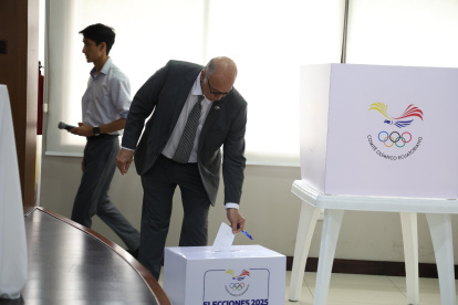 Jorge Delgado ejerció su voto en las elecciones del COE, de las que resultó ganador.