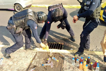 En un operativo interinstitucional de control de libadores en los alrededores de la Universidad Central, hasta el momento se ha retirado 100 botellas de alcohol sin registro sanitario.