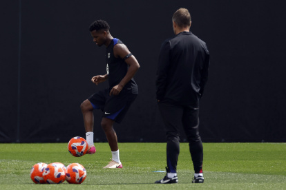 El entrenador del FC Barcelona, Hansi Flick, observa al jugador Ansu Fati durante uno de los últimos entrenamientos que el equipo azulgrana realizó en la ciudad deportiva Jon Gamper.