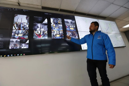 Personal supervisa las cámaras de seguridad en tiempo real desde el centro de control de transporte municipal.