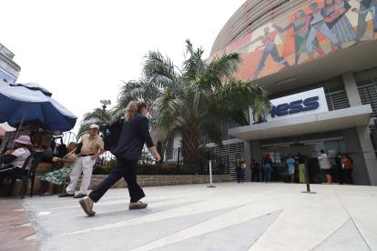 Personas en el exterior del edificio del Instituto Ecuatoriano de Seguridad Social en Guayaquil.