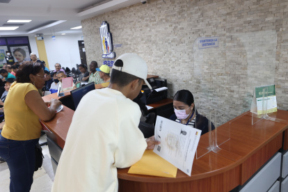 Personas realizan trámite en el Instituto Ecuatoriano de Seguridad Social.