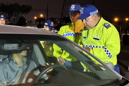 Los agentes de la ATM realizan las pruebas de alcoholemia