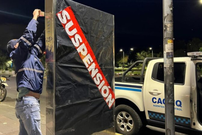 Suspensión. Personal del Municipio retiró 425 estructuras de la ciudad.