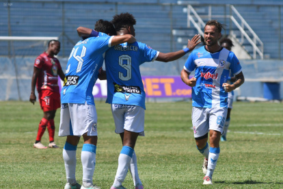 Joge Valencia (9) de Manta hizo un doblete ante Mushuc Runa.