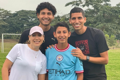 Rosita Enríquez y sus hijos: Gabriel en Macará y José Francisco en El Nacional y Mathías Barcelona.
