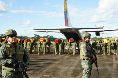 Los 11 cuerpos de los militares asesinados son trasladados a Quito
