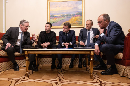 GRAF4454. KIEV, 10/05/2025.-Los jefes de Estado o de Gobierno de Ucrania, Francia, Alemania, Reino Unido y Polonia mantuvieron este sábado desde Kiev una llamada telefónica con el presidente de EEUU, Donald Trump, en la que volvieron a hablar de la necesidad de que Rusia acepte la tregua incondicional de 30 días que piden tanto Kiev como Washington y los principales países europeos. X/Primer ministro británico Starmer ***SOLO USO EDITORIAL/SOLO DISPONIBLE PARA ILUSTRAR LA NOTICIA QUE ACOMPAÑA (CRÉDITO OBLIGATORIO)***