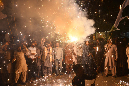Simpatizantes del partido político pakistaní Movimiento Muttahida Qaumi (MQM) se reunieron para celebrar el acuerdo de alto el fuego entre Pakistán e India en Hyderabad, Pakistán.