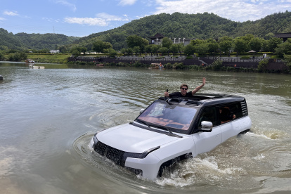 El Yangwang U8 de BYD sorprende con su capacidad para desplazarse sobre el agua gracias a su sistema de flotación de emergencia, que le permite avanzar a una velocidad de hasta 3 km/h.
