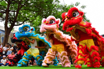 Espectáculo. Los bailarines del Colegio Internacional Chino ‘Si Miao Wei Hua’ interpretaron la danza del león; esta coreografía fue la primera de varias presentaciones culturales china.