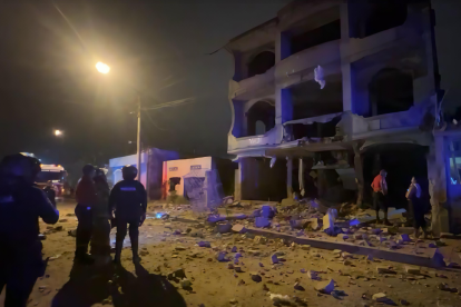 Equipos de emergencia inspeccionan los daños estructurales provocados por el atentado con explosivos.