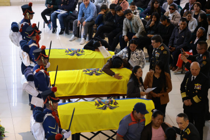 Los féretros, cubiertos con la bandera ecuatoriana, fueron colocados frente al altar para el homenaje póstumo.