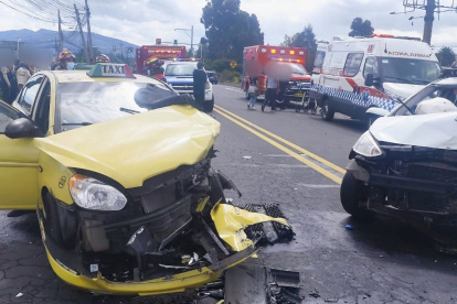 Un siniestro de tránsito en la E-35 (vía Amaguaña-Tambillo), sector Balvinas. Se registra un cierre total de la vía