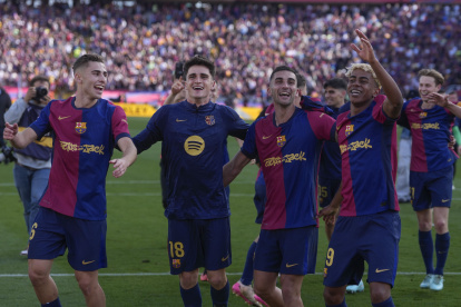 Los jugadores del Barcelona celebran su victoria sobre el Real Madrid, tras el partido de la jornada 35 de LaLiga EA Sports entre el Barcelona y el Real Madrid, este domingo en el Estadi Olímpic Lluís Companys.