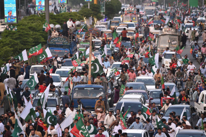 Simpatizantes del partido opositor Pakistán Tehreek-e-Insaf participan en una manifestación "Viva Pakistán" tras el acuerdo de alto el fuego entre Pakistán e India, en Karachi, Pakistán.