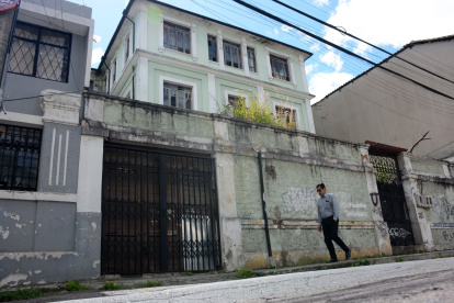 Abandono. A lo largo de la Av. 10 de Agosto hay predios abandonados.