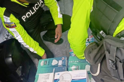 Operativo. La policía encontró varias cajas de mascarillas caducadas.