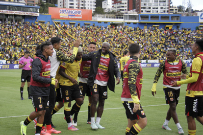 El festejo de Gabriel Cortez con la banca de suplentes en el Atahualpa.