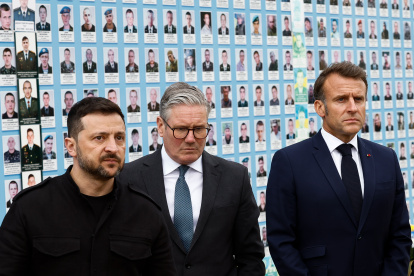 El presidente ucraniano, Volodímir Zelenski, el primer ministro británico, Keir Starmer, y el presidente francés, Emmanuel Macron, visitan un muro conmemorativo en memoria de los militares ucranianos caídos, tras una reunión de la "Coalición de los Voluntarios"