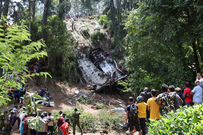 El bus cayó por un barranco en Sri Lanka.
