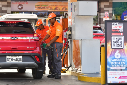 Guayaquil. Personal de una estación despacha combustible.