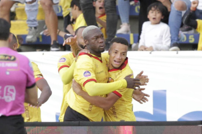 Felipe Caicedo festeja con Byron Castillo el empate ante Católica.