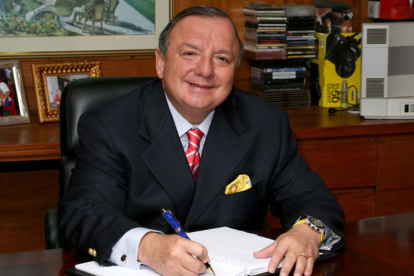 Álvaro Noboa es padre del presidente del Ecuador. Fue candidato a ese cargo por cinco ocasiones consecutivas.