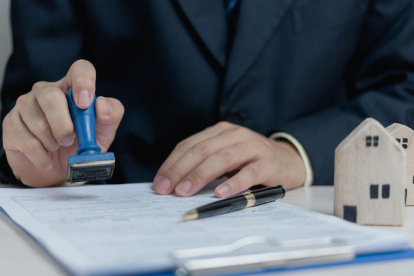 Trámite. Expertos financieros sugieren tomar algunas precauciones antes de renovar el préstamo.