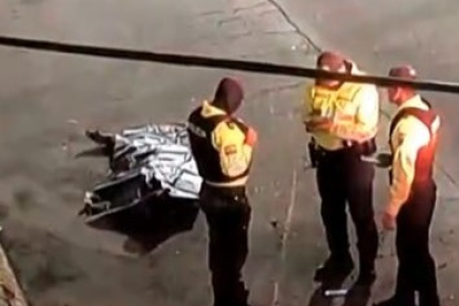 Tres jóvenes que circulaban en una moto  en Solanda, en el sur de Quito, fueron atacados por delincuentes con un arma de fuego. La policía acudió a realizar las investigaciones.