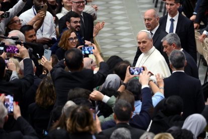 El Papa León XIV saluda a los representantes de los medios de comunicación en el Aula Pablo VI del Vaticano.