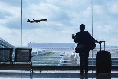 Las baterías de litio, como las de power banks y laptops, deben transportarse en el equipaje de mano y bajo normas específicas para evitar riesgos de incendio.