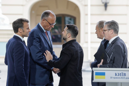 El Kremlin rechazó este lunes los "ultimátums" de Kiev y sus aliados europeos para que Moscú acepte una tregua de 30 días en Ucrania, y siguió sin responder a la propuesta de Volodimir Zelenski de reunirse con Vladimir Putin esta semana.

"El lenguaje de los ultimátums es inaceptable para Rusia, no es apropiado. No se puede hablar así a Rusia", declaró el portavoz de la presidencia rusa, Dmitri Peskov, durante su rueda de prensa diaria.

Peskov aseguró seguidamente que Moscú desea mantener negociaciones "serias" que conduzcan a una paz duradera, pero no reaccionó a la oferta del presidente ucraniano de reunirse con Putin el jueves en Estambul.

Kiev y sus aliados pidieron el sábado un alto el fuego "completo e incondicional" de 30 días a partir del lunes, lo que consideran una condición previa para la apertura de conversaciones de paz directas entre rusos y ucranianos en Turquía.

"Debe haber un alto el fuego", insistió la jefa de la diplomacia de la Unión Europea (UE), Kaja Kallas. "Se necesitan dos para desear la paz y solo uno para desear la guerra. Vemos que Rusia claramente quiere la guerra".

Según el presidente francés, Emmanuel Macron, está prevista una llamada sobre esta propuesta de tregua por la tarde entre ucranianos y dirigentes europeos.

En paralelo, los ataques nocturnos con drones rusos contra Ucrania continuaron, como casi todos los días desde el inicio de la invasión en febrero de 2022.

Las autoridades ucranianas afirmaron el lunes que una persona murió y otras tres resultaron heridas cuando un dron atacó un vehículo en Sumi, en el noreste del país.

En la parte de la región de Jersón (sur) ocupada por Moscú, cuatro civiles murieron en la localidad de Chelburda por ataques de drones ucranianos, informó el lunes Vladimir Saldo, responsable local designado por Rusia.


- Acelerón diplomático -

En el frente diplomático, las cosas se han acelerado en los últimos días. Kiev y sus aliados europeos, junto con Estados Unidos, exigieron a Rusia un alto el fuego de 30 días, amenazando con "sanciones masivas" en caso de negativa.

El presidente ruso ignoró el ultimátum, proponiendo a su vez negociaciones "directas" y "sin condiciones previas" entre Moscú y Kiev, a partir del jueves en Turquía.

Estas serían las primeras conversaciones entre rusos y ucranianos desde marzo de 2022, cuando ambas partes se reunieron en Estambul para poner fin al conflicto, sin llegar a un acuerdo.

Zelenski respondió invitando a Vladimir Putin a reunirse con él "en persona" el jueves en Estambul. Por ahora no hubo respuesta del Kremlin.

Para el politólogo ucraniano Volodimir Fesenko, esta invitación es una maniobra "táctica" para intentar poner a Putin en una posición difícil en el proceso de negociación.

"Si Putin rechaza (esta invitación), significa que no quiere negociar, y podría quedar como un perdedor a los ojos de Trump", opina este experto, que considera que el dirigente estadounidense es "la principal fuerza rectora" de estas negociaciones.

China, aliado clave de Rusia, pidió el lunes un acuerdo de paz "duradero y vinculante" que sea "aceptable para todas las partes".


- "Raíces profundas" -

Decenas de miles de personas han muerto y millones se han visto obligadas a huir de sus hogares desde que Rusia invadió Ucrania en febrero de 2022.

El ejército ruso controla alrededor de una quinta parte del país, incluida la península de Crimea, anexionada en 2014.

Putin dijo que cualquier conversación directa con Ucrania debería centrarse en las "raíces profundas" del conflicto, y afirmó que no "excluía" un posible alto el fuego como resultado de las conversaciones de Estambul.

Las referencias rusas a las "raíces del conflicto" en Ucrania suelen implicar un amplio abanico de agravios hacia Kiev y Occidente con los que suelen justificar el lanzamiento de la ofensiva hace más de tres años.

Algunos de ellos son la supuesta necesidad de "desnazificar" Ucrania, proteger a los rusoparlantes en el este del país, la expansión de la OTAN hasta las fronteras rusas o el giro geopolítico de Kiev hacia Occidente.

Kiev y Occidente las rechazan todas, afirmando que la invasión rusa no es más que una apropiación de tierras de tipo imperialista.