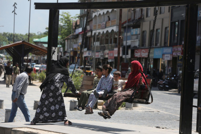Niños jugando en un columpio en Srinagar, India, el 12 de mayo de 2025.