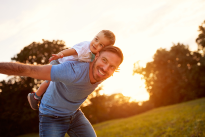 Las familias ecuatorianas suelen homenajear a los padres con regalos, reuniones y gestos de cariño en esta fecha especial.